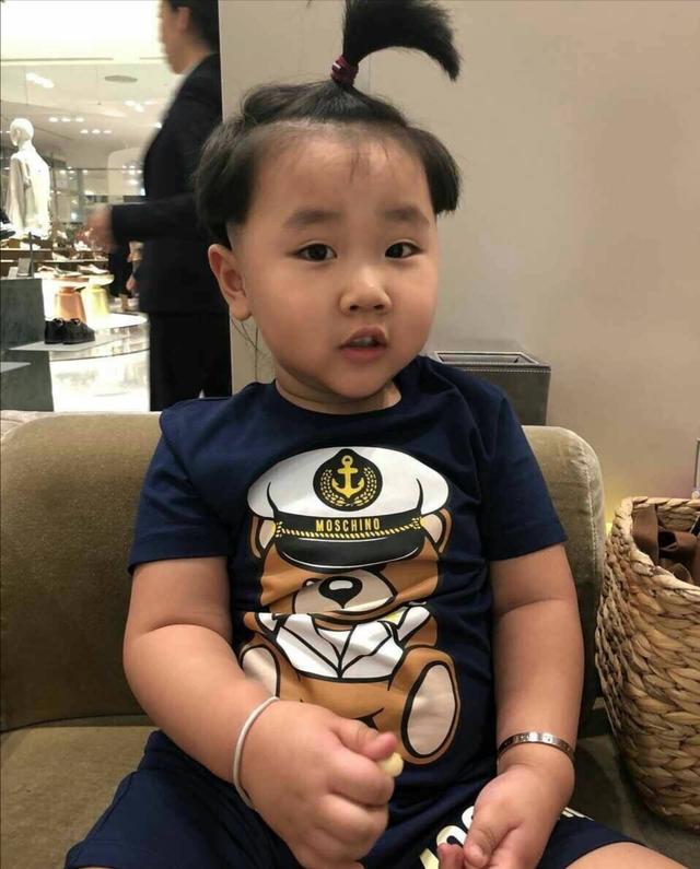 郭德纲小儿子:长相帅气撞脸爸爸,异母哥哥独自打拼不如他受宠