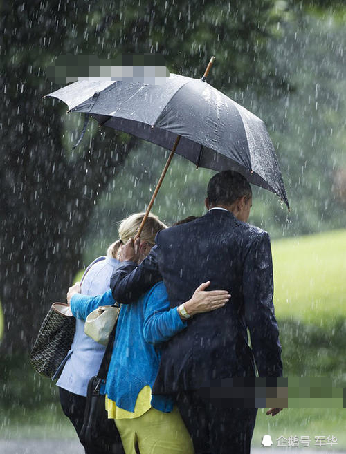 出门下雨从不顾自己,全身淋湿也要给女下属打伞太绅士!
