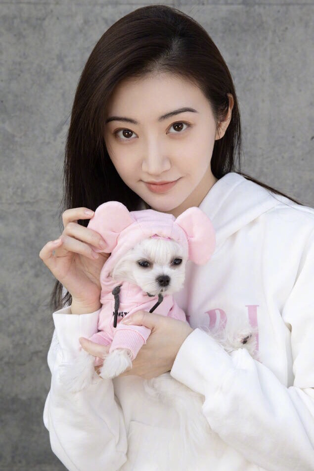 气质大方美女明星景甜户外甜美可爱写真