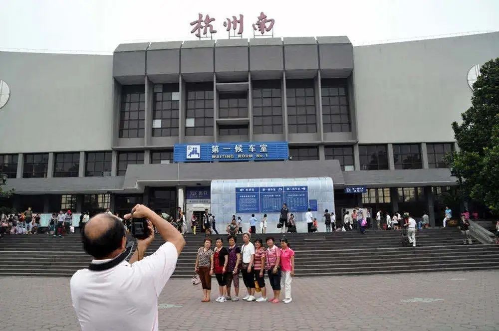 71岁的他,用整整10年"拍了拍"杭州南站!旧照片里的你们……在哪里呀?
