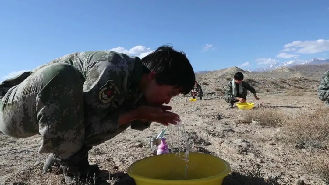 【野外驻训生活素描】女兵们最爱"风沙牌面膜"