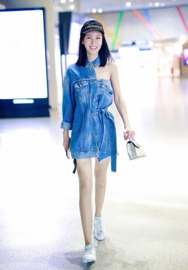 金晨仗着拥有女团身材,穿牛仔外套剪一块,太有个性