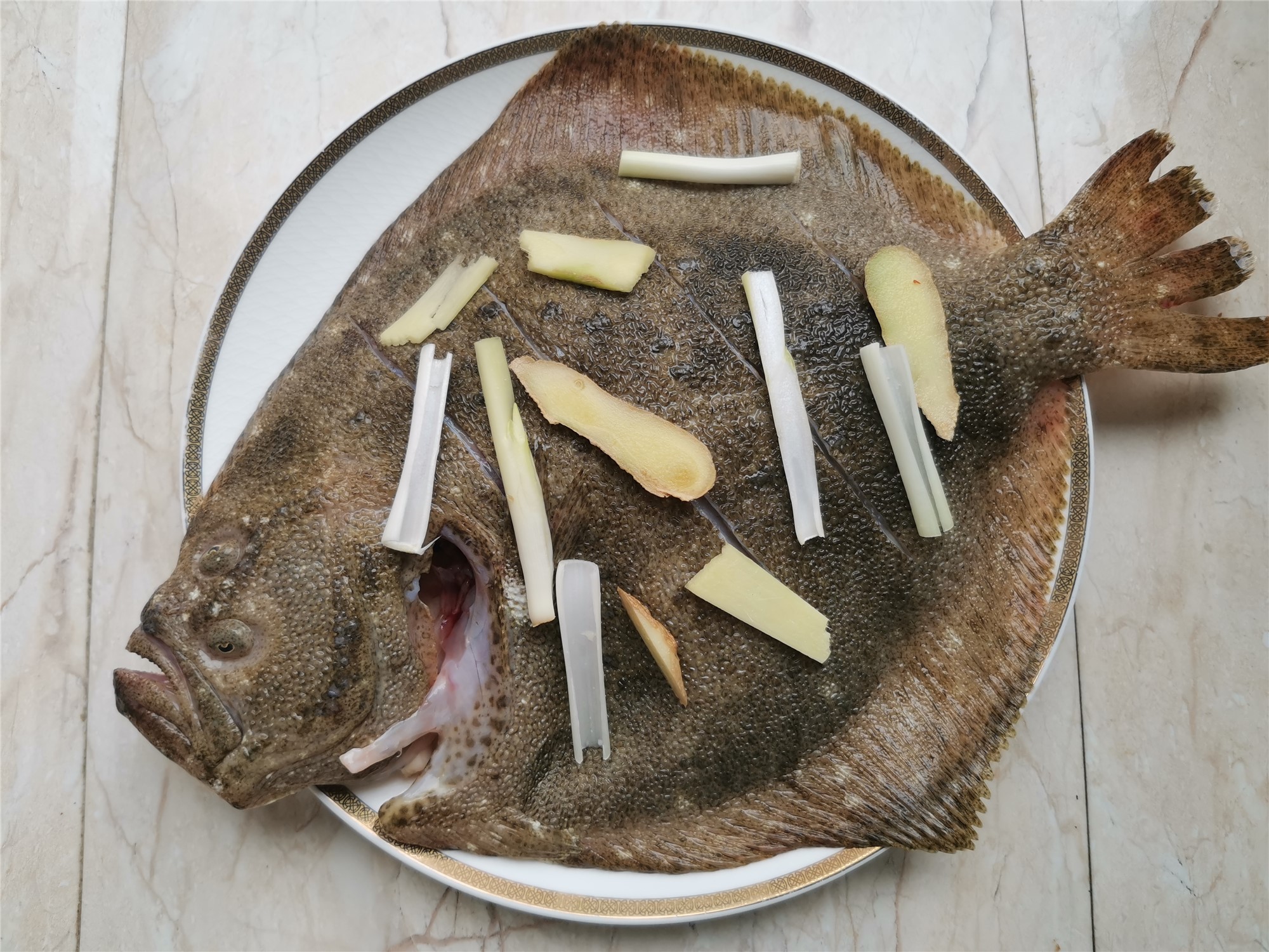 老人和小孩特别适合吃这个鱼,骨软没有小刺,用清蒸的做法更鲜美