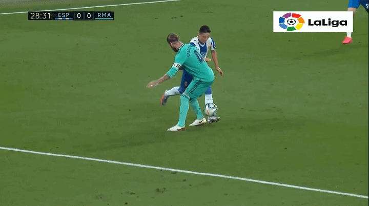 拉莫斯臀部发力,武磊单挑失败,错失绝佳机会,却被误解为假摔