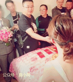 搞笑gif趣图:深切感受到了拍婚纱照的不易,还是感觉单身的好!