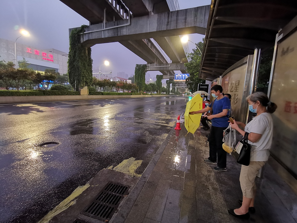 强降雨袭击武汉 市民雨中行色匆匆