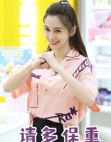 《奔跑吧》路透,baby穿"幼儿裙"配双马尾,镜头拍全身