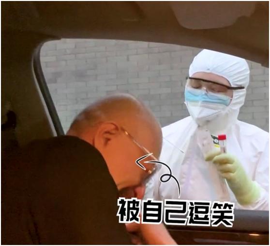 58岁徐锦江做核酸检测太搞笑,"恶人变巨婴",曾点外卖到家不会拿