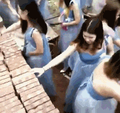 搞笑gif图片隔着屏幕都能感受到女生的快乐