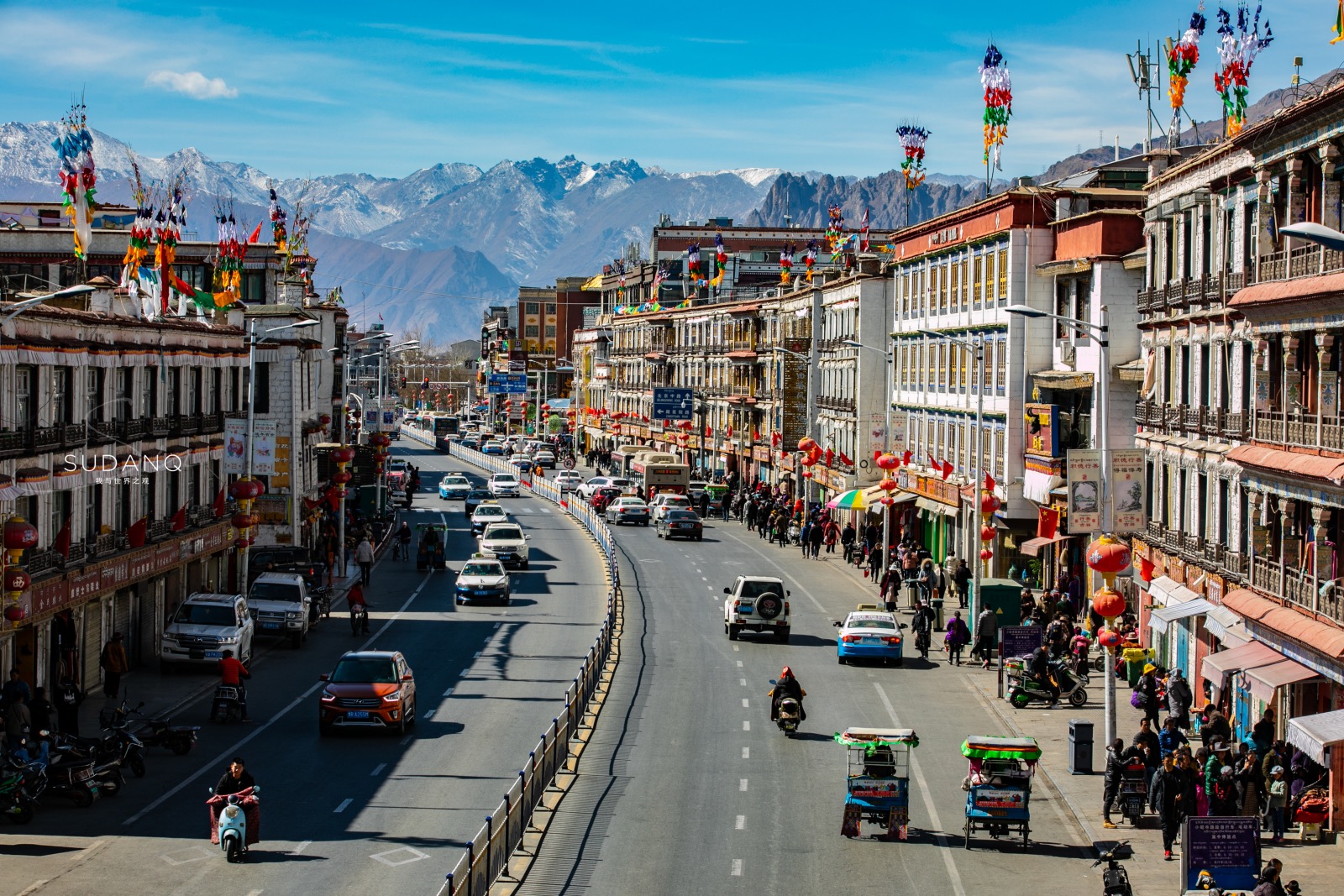 拉萨街拍:海拔3650米的人间风光,世界上海拔最高的城市之一