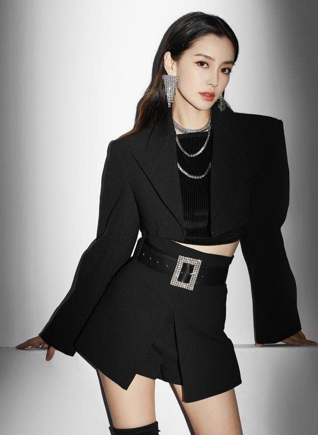 angelababy暗黑系,angelababy angelababy挑战暗黑系穿搭,"水钻"耳环实力抢眼!