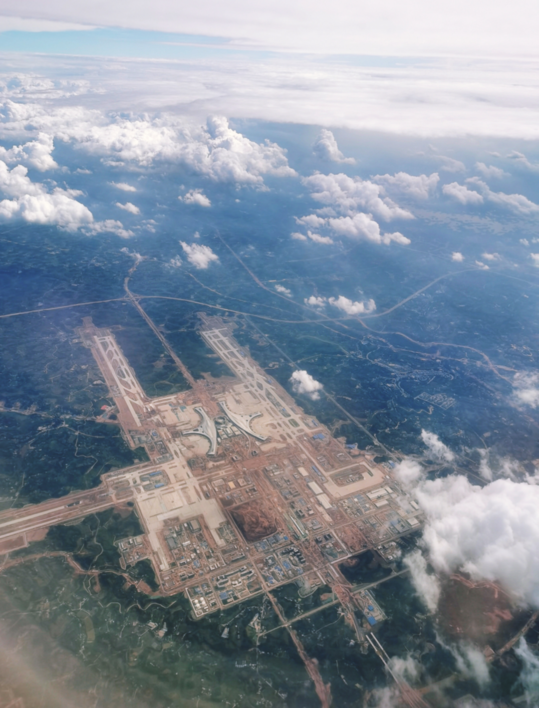 成都市民空中拍下天府国际机场最新靓照