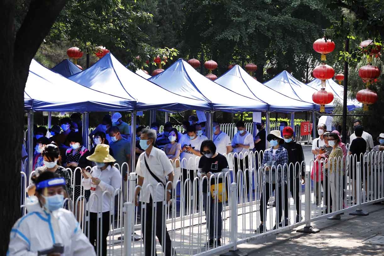 市民井然有序地等待检测.