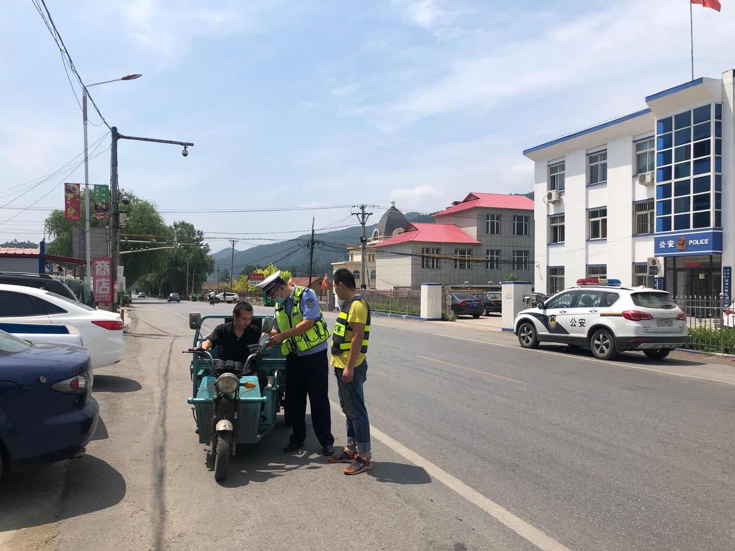 本溪县交管大队携手农村劝导员 共筑农村道路交通安全