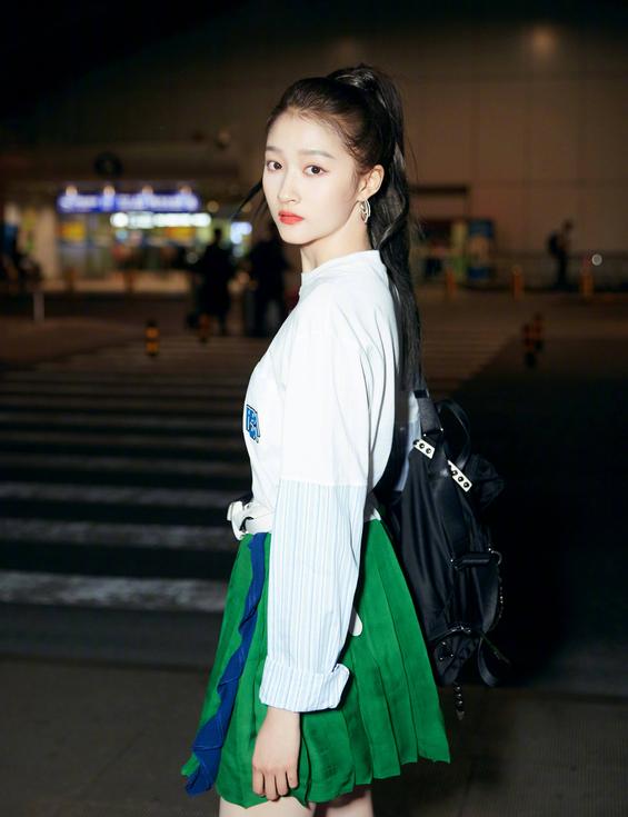 杨颖和关晓彤,同穿t恤配小绿裙,生过孩子少女感也丝毫