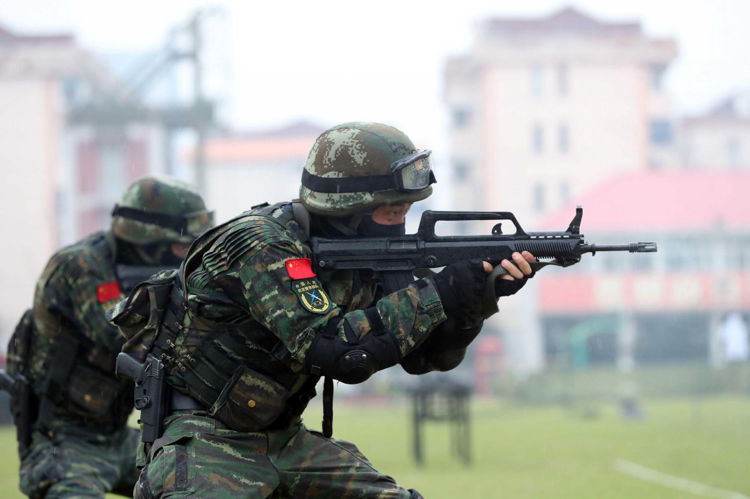 百步穿杨,看武警特战队员实弹射击,这是中国力量