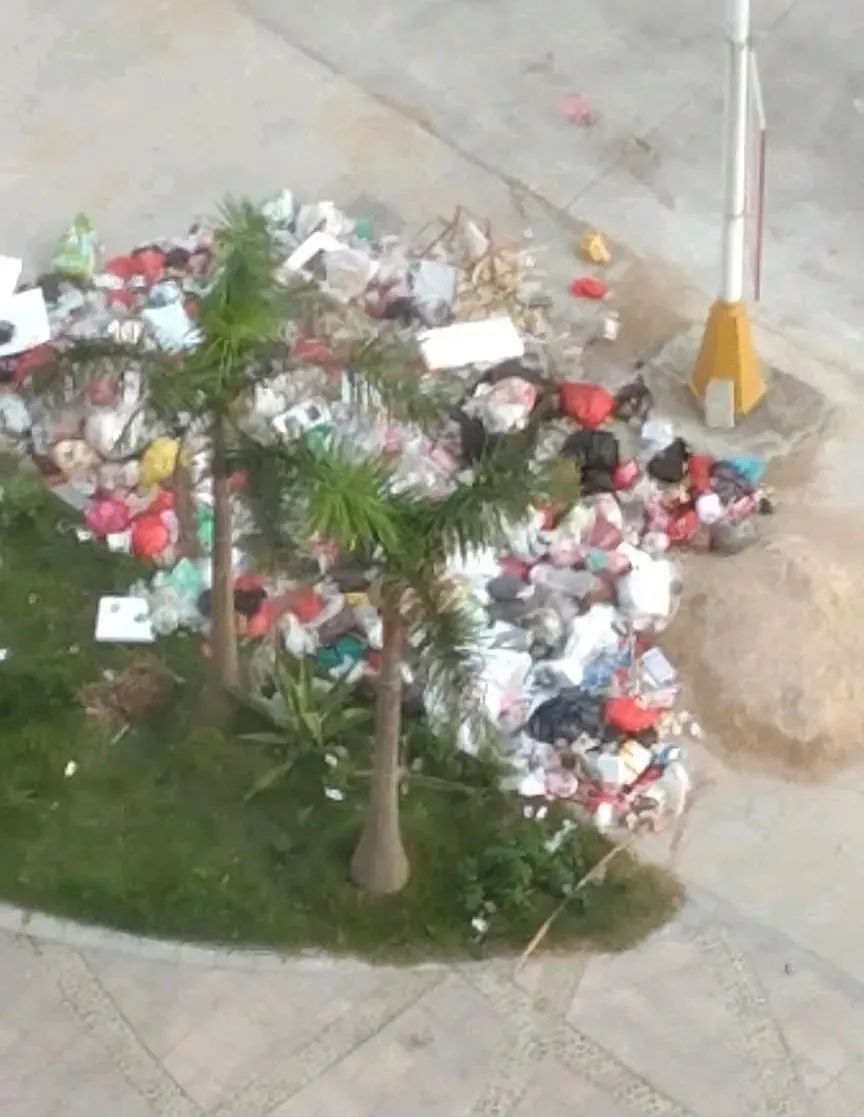 从爆料图片可以看到,满满的一大堆垃圾杂乱无章地堆砌在那里,估计是