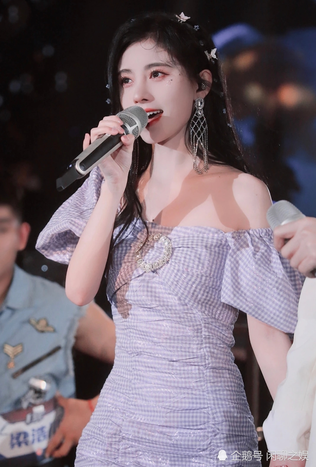 鞠婧祎深情献唱,舞台上的她令人心动