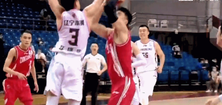 赵继伟违体犯规掀翻扣篮王,落地时一个小动作获