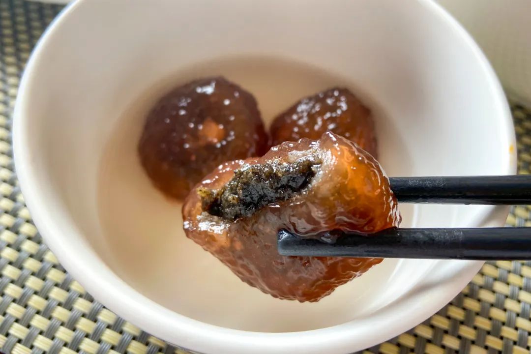 "藕粉圆子,形如弹丸,娇嫩肥泽,色似一颗颗没有去壳的鲜荔枝 . "