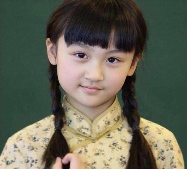 14岁女童星因"长残"被网友吐槽,毅然出国留学,如今高颜值回归