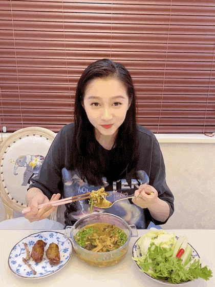 关晓彤喝个汤都怕肿，难道只有“吃草”这一条路可选？