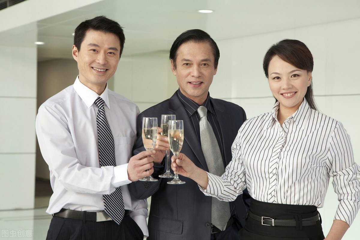 饭局上怎么给领导敬酒?别说"先干为敬",高情商要懂这3