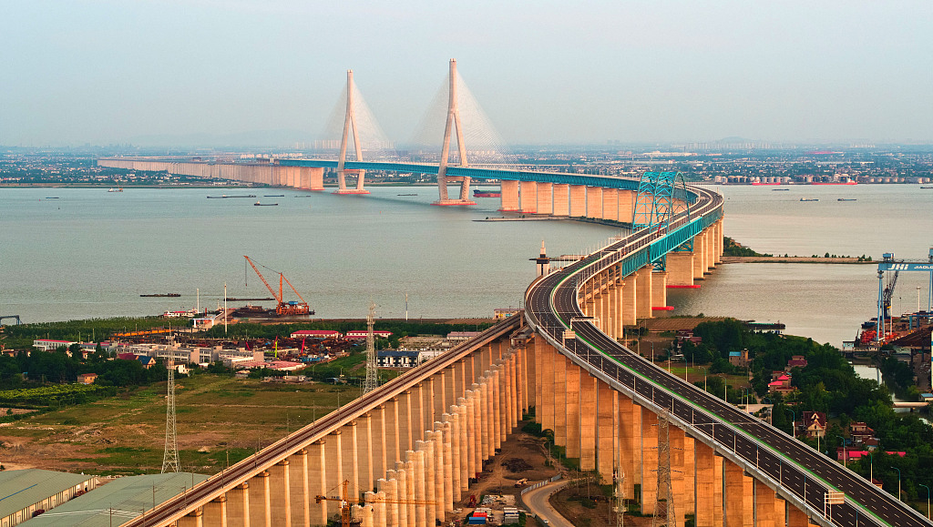 沪苏通长江大桥7月1日开通,为世界最大跨度公铁两用斜