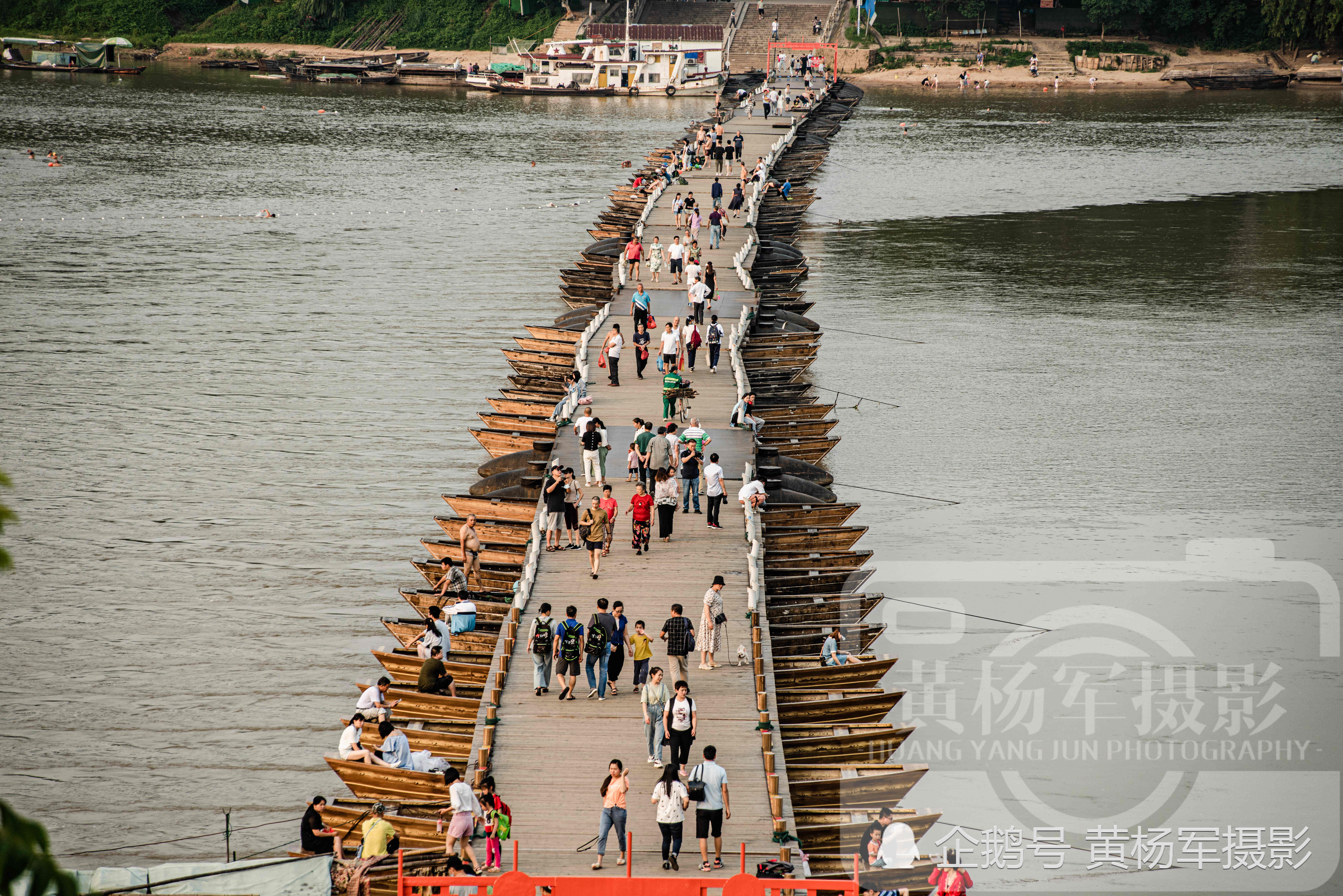 江西赣州古浮桥,被誉为赣州的一绝,历经风雨800多年依然很热闹