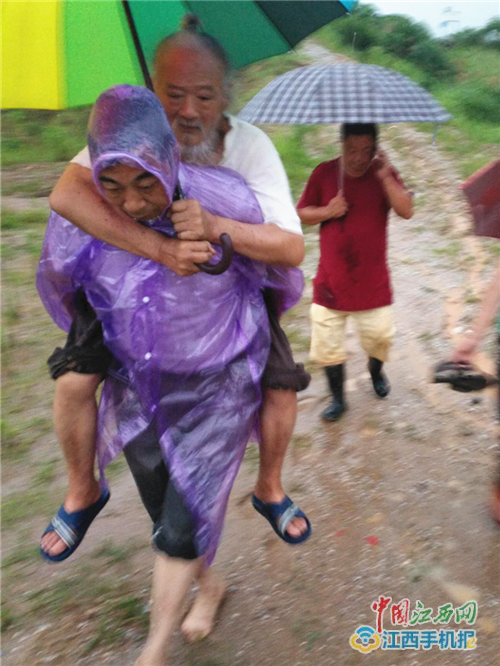 王启萍背着老人(付筱 供图)