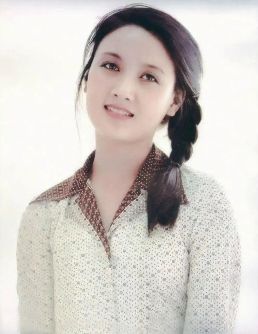 看了年轻时的邓婕,才知道何谓"一眼万年"