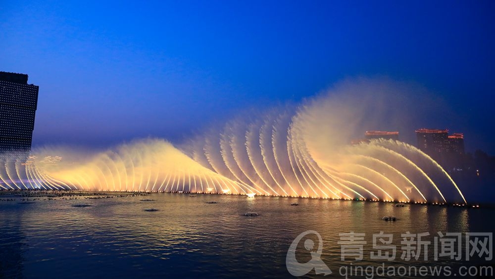 青岛西海岸城市阳台音乐水景秀 这个大喷泉真酷