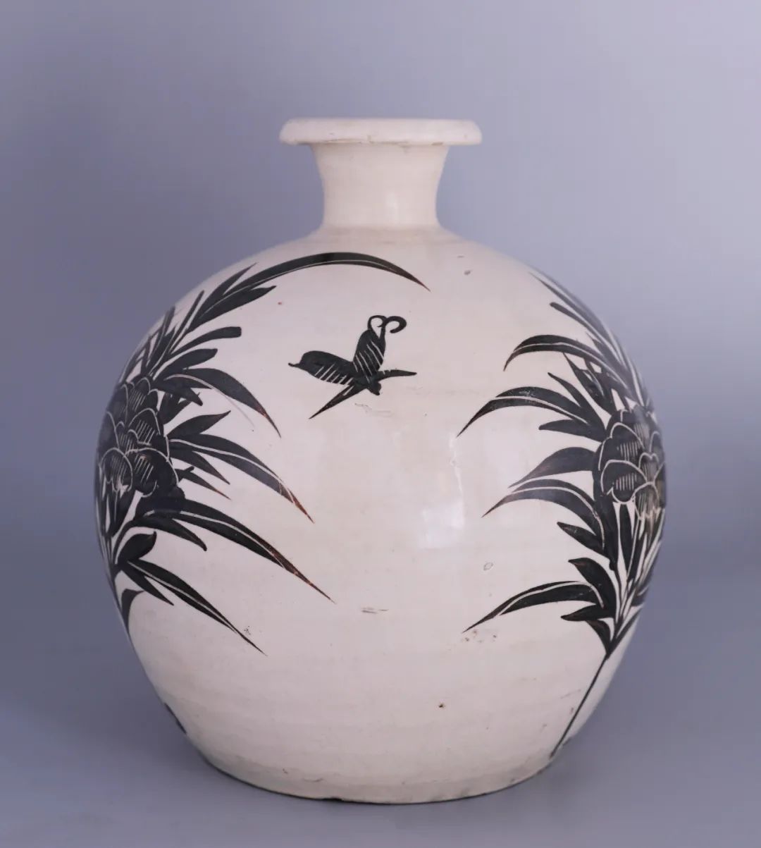 磁州窑创造性的将中国绘画技法以图案构成形式绘制在瓷器上,开创