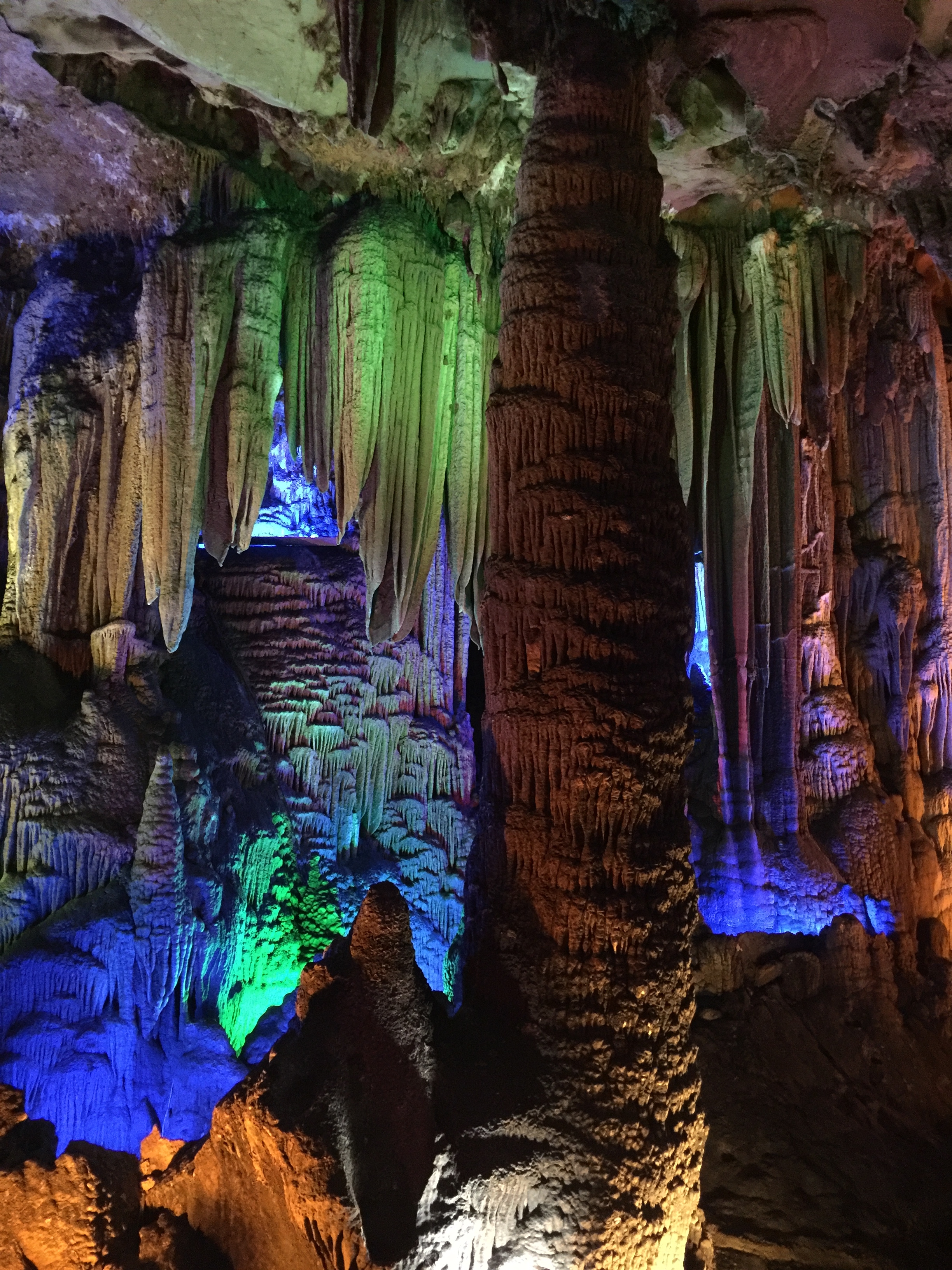 广西贺州著名旅游景区紫云洞,喀斯特地貌溶洞内景探秘