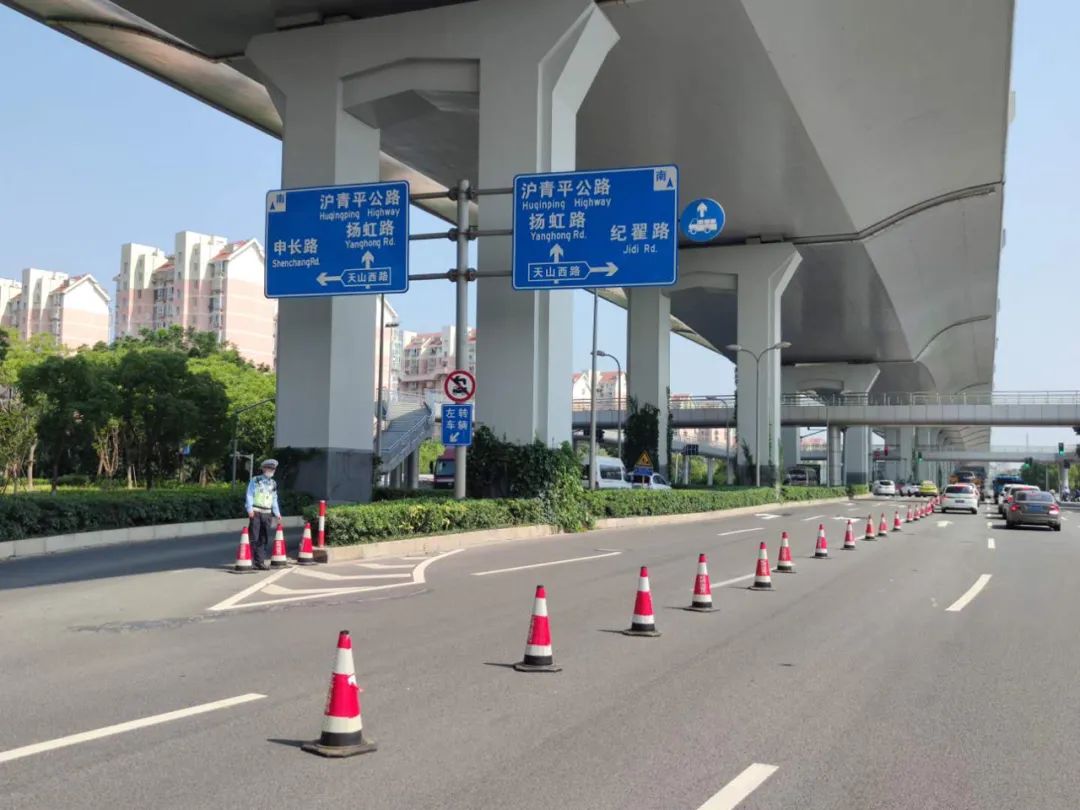 【突发】上海北翟路路面塌陷交通中断,封闭抢修至少3天