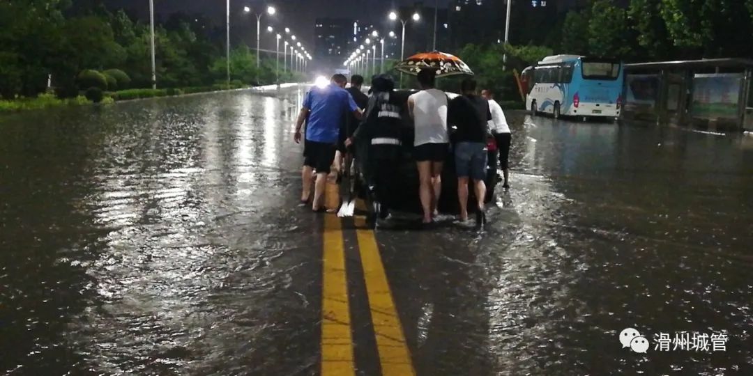 暴雨突袭,滑县城管无畏前行