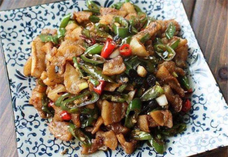 猪油渣别嫌弃,加上这菜一起炒,酸爽过瘾,香气扑鼻,吃着爽