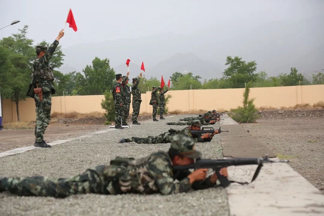 近距离观看特战队员实弹射击