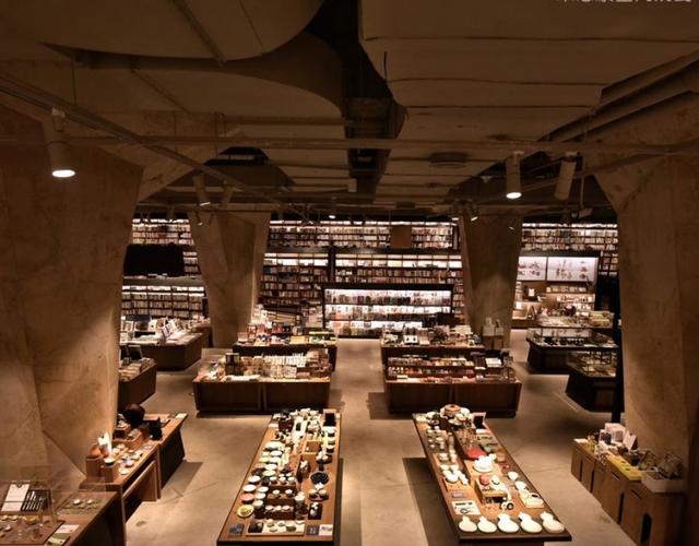方所书店由8米的挑高,37根造型不同的立柱组成.