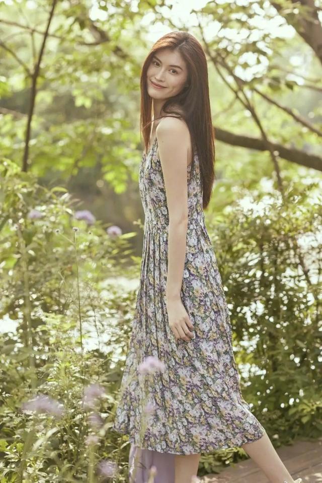 何穗虽有超模气质,私下却很小女人,身穿碎花裙清凉又甜美