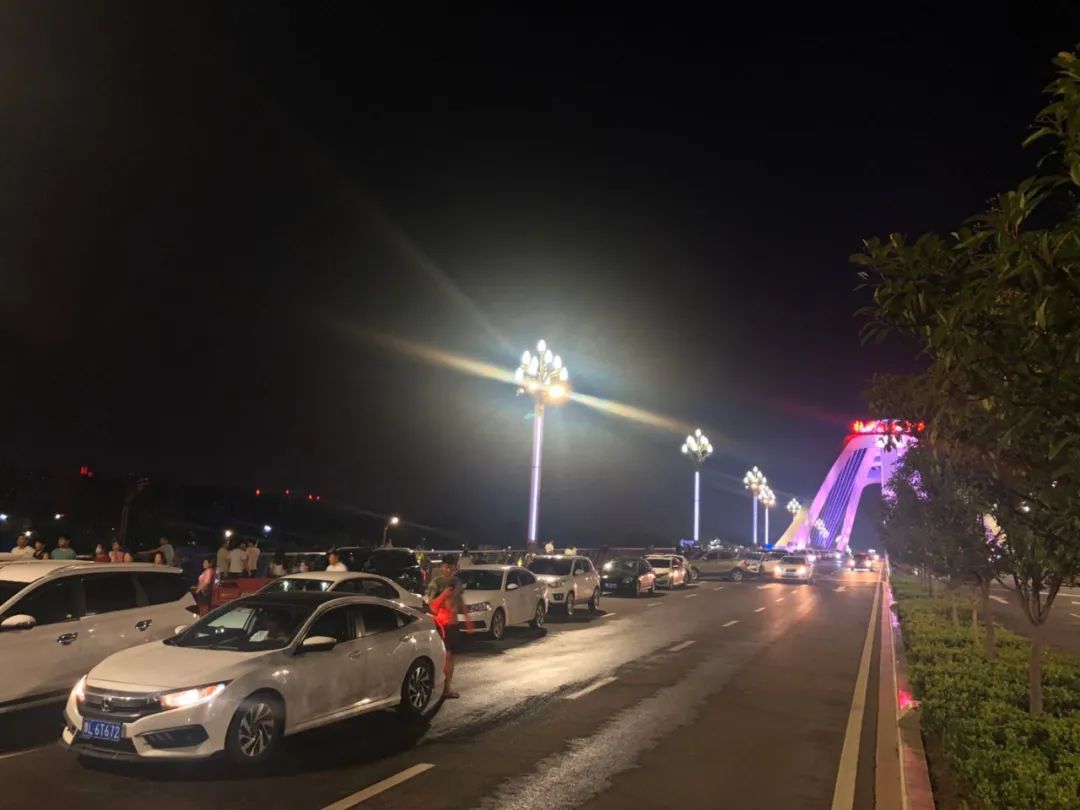 实拍漯河网红桥夜市,真是热闹非凡