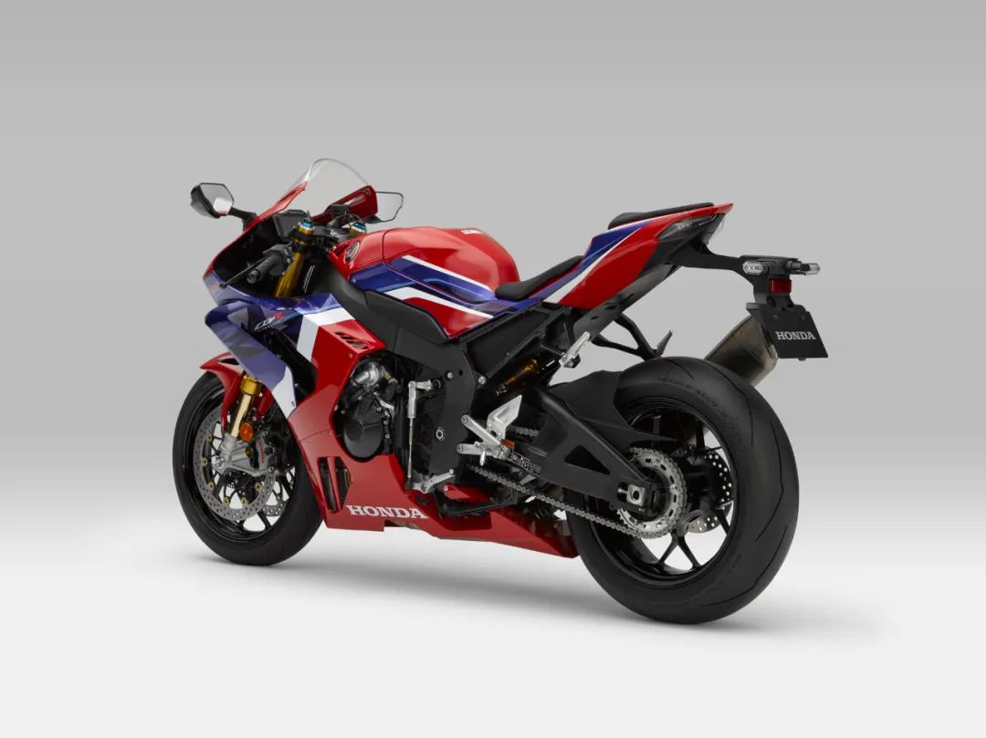 动力堪称史上最强,honda征战赛道"执着的结晶"——cbr1000rr-r fire