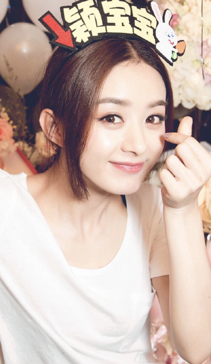 漂亮影视美女明星赵丽颖白色t恤甜美可爱写真
