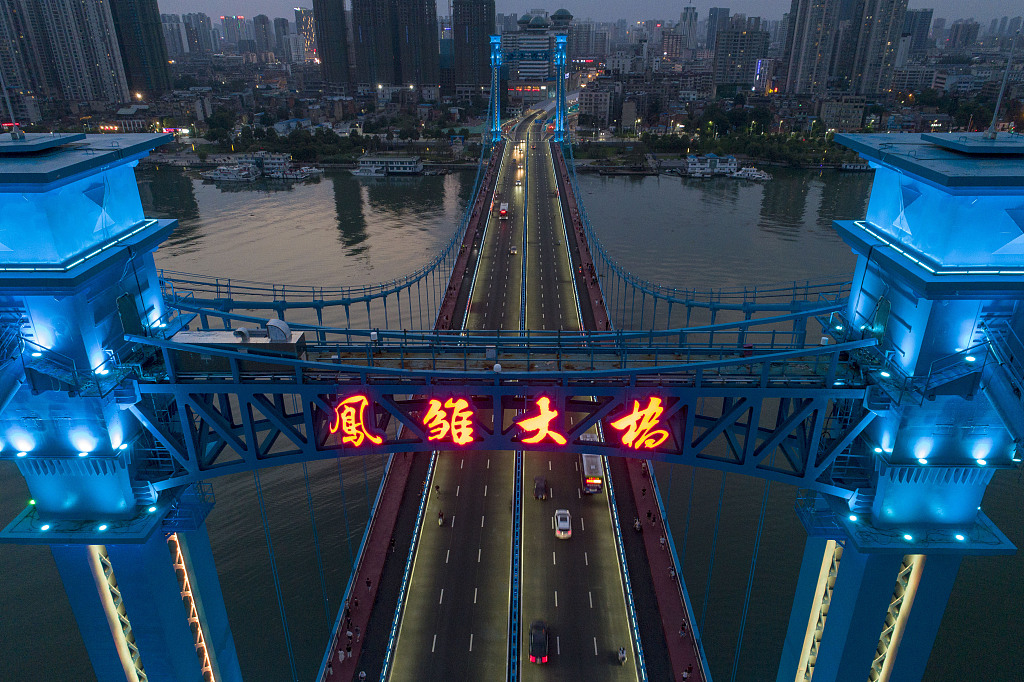 湖北襄阳:凤雏大桥璀璨亮灯 越夜越美丽