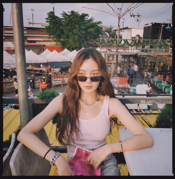 孟佳的夏威夷海滩风美照,浑身散发迷人的女团味!