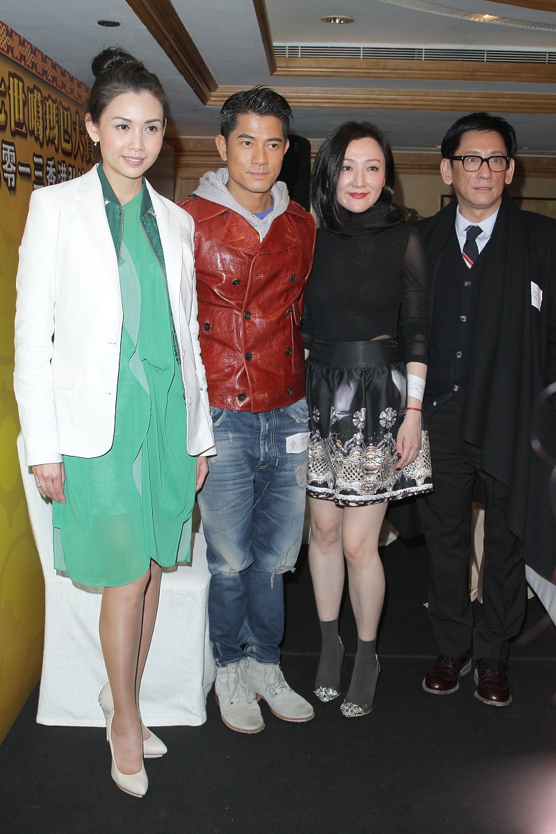 52岁邱淑贞完美转型,缎面衬衫配皮裙,混搭风美得婉约很优雅