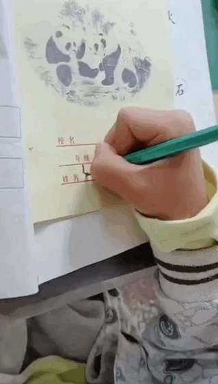 男孩名字足足103笔,期末考急得大哭,监考老师:我也写不出!