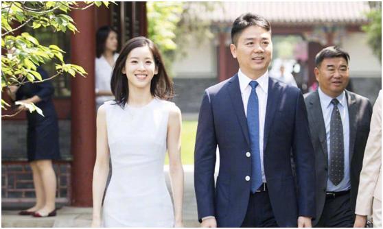 身价584亿的章泽天,却直呼生活不容易?豪宅内随处可见