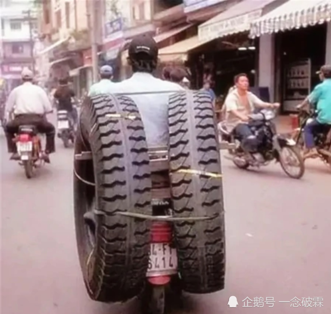 搞笑趣图:出门带两个备胎,你考虑过摩托车的感受吗?