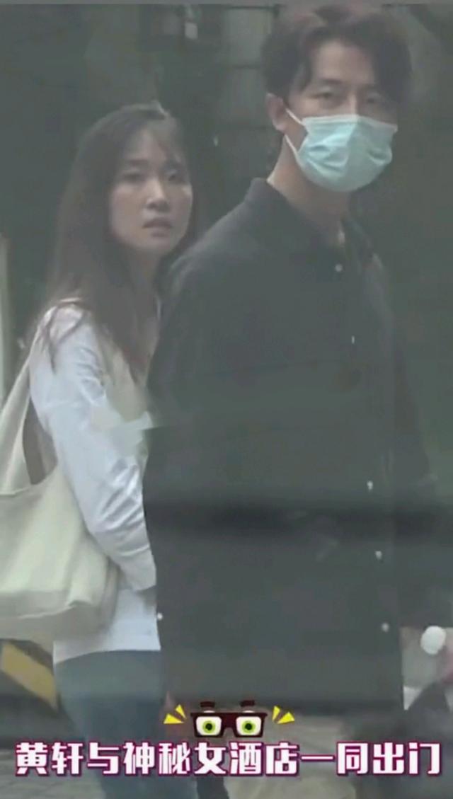 黄轩官宣恋情后首现身,新剧开机神采奕奕,热恋中的他笑得好甜